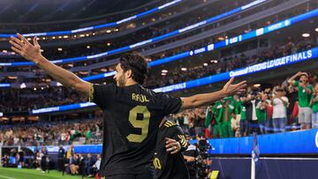 AME1176. INGLEWOOD (ESTADOS UNIDOS), 20/03/2025.- Raul Jimenez de México celebra un gol este jueves, en un partido de semifinal de la Liga de Naciones CONCACAF entre las selecciones de Canadá y México en el estadio SoFi en Inglewood, California (EE.UU.). EFE/ Javier Rojas