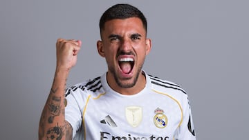 Ceballos posa con la nueva equipación en Palm Beach.