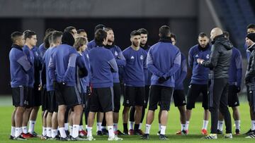 KOT16 YOKOHAMA (JAPÓN), 14/12/2016.- El entrenador del Real Madrid, el francés Zinedine Zidane (2d, delante), dirige el entrenamiento de su equipo en el estadio de Yokohama al sur de Tokio, Japón, hoy, 14 de diciembre de 2016. El Real Madrid se enfrentará mañana al Club América en la semifinal del Mundial FIFA de clubes 2016. EFE/Kiyoshi Ota