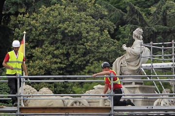 Startoing to close off Cibeles statue by Plaza in the centre of Madrid.