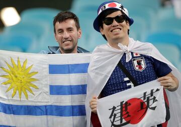 Aficionados de Uruguay y Japón.