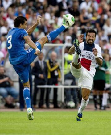 Pepe controla un balón ante Lavezzi.
