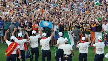 Los jugadores de Europa celebran con el público.