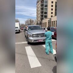 No caben los aplausos para un enfermero en USA: esto hizo ante los manifestantes