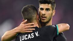 Marco Asensio y Lucas V&aacute;zquez, del Real Madrid, durante un partido de Champions League.