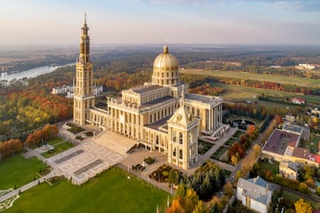 El templo cristiano de estilo posmoderno (1994-2004) se encuentra en la localidad de Lichn Stary. Tiene una superficie de ms de 10.000 metros cuadrados y una altura en su punto ms alto de 98 metros.