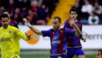 <b>VENCIÓ LA EFICACIA. </b>Juanlu intenta llevarse el balón ante el acoso de Natxo Insa y Mario en un derbi que se resolvió en el último suspiro.