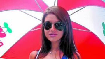 <b>¡Es que hacía un calor en Montmeló...</b> !Y nuestra ninfa agarró una sombrilla del Atleti, metió la tijera en el buzo que los locos de la organización le procuraron y se puso a combatir los 37 grados. El pueblo la animó a meter más tijera, pero se negó: lo hace y Rossi y Jorge se caen en la primera curva. La suya o la del circuito. Pero que se caían, seguro.