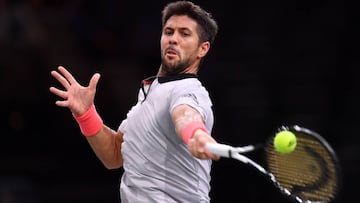 Fernando Verdasco devuelve una bola ante Jeremy Chardy en su partido de primera ronda del Rolex Paris Masters en el AccorHotels Arena de Par&iacute;s.