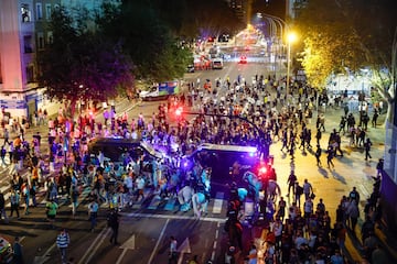 Cargas policiales al termino del encuentro entre el Valencia y Las Palmas. 