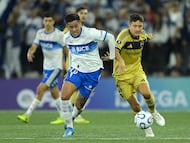 Universidad Catolica's Argentine midfielder #10 Matias Palavecino and Boca Juniors' Spanish midfielder #21 Ander Herrera fight for the ball during the Copa Libertadores group stage football match between Chile's Universidad Catolica and Argentina's Boca Juniors at the Claro Arena stadium in Santiago on April 7, 2026. (Photo by Rodrigo ARANGUA / AFP)