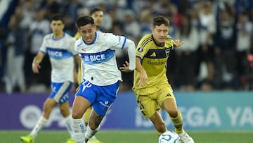 Universidad Catolica's Argentine midfielder #10 Matias Palavecino and Boca Juniors' Spanish midfielder #21 Ander Herrera fight for the ball during the Copa Libertadores group stage football match between Chile's Universidad Catolica and Argentina's Boca Juniors at the Claro Arena stadium in Santiago on April 7, 2026. (Photo by Rodrigo ARANGUA / AFP)
