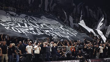 THESSALONIKI (Greece), 22/04/2026.- Supporters of PAOK cheer prior to the FIBA Europe Cup basketball finals match between PAOK BC and Bilbao Basket, in Thessaloniki, Greece, 22 April 2026. (Baloncesto, Grecia, Salónica) EFE/EPA/ACHILLEAS CHIRAS