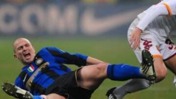 El centrocampista argentino Esteban Cambiasso, que juega en el Inter de Milán, fue sometido hoy con éxito en la localidad italiana de Pavia a una operación en el menisco externo de la rodilla derecha y será baja durante al menos un mes.