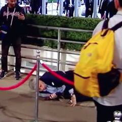 La dura caída de José Mourinho al entrar a Wembley