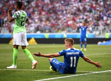 Una acción en el área en el que Tyronne Ebuehi golpea a Alfred Finnbogason fue sancionado como penalti tras la consulta del árbitro principal, Matthew Conger, con el VAR.