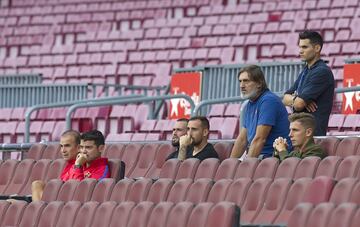 Paco Alcácer viendo el partido desde la grada. 

