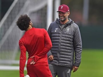 Mohamed Salah and Jürgen Klopp chat during Friday's session.