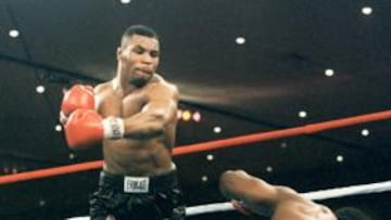 <b>EN EL SEGUNDO ASALTO. </b>Trevor Berbick logró ponerse en pie la primera vez que Tyson lo envió a la lona; la segunda resultó definitiva y certificó el título del neoyorquino.