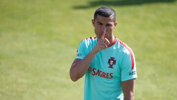 Cristiano Ronaldo manda callar a la prensa irónicamente.