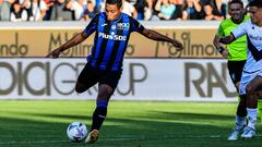 Atalanta's Colombian forward Luis Muriel shoots on target during the Italian Serie A football match between Atalanta and Fiorentina on October 2, 2022 at the Atleti Azzurri d'Italia stadium in Bergamo. (Photo by Isabella BONOTTO / AFP)