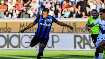 Atalanta's Colombian forward Luis Muriel shoots on target during the Italian Serie A football match between Atalanta and Fiorentina on October 2, 2022 at the Atleti Azzurri d'Italia stadium in Bergamo. (Photo by Isabella BONOTTO / AFP)
