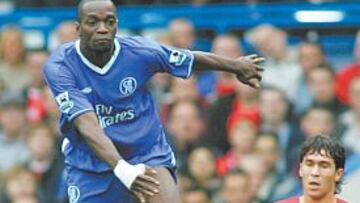 <b>GANÓ MAKELELE. </b>Luis García, en el suelo en la imagen, anduvo demasiado perdido en el campo.