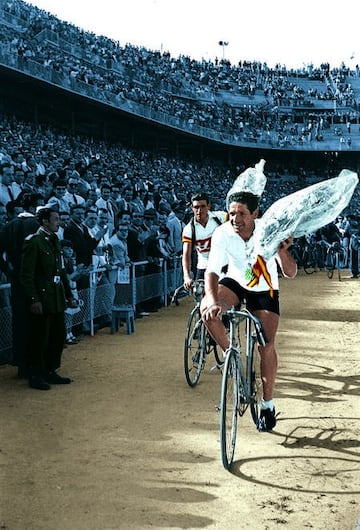 Bernardo Ruiz dando la vuelta de honor en el Santiago Bernabéu tras ganar La Vuelta en 1948.