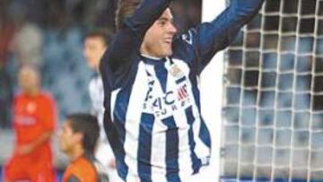 <b>GOL Y VICTORIA. </b>Uranga celebra el tanto que dio los tres puntos a los donostiarras.