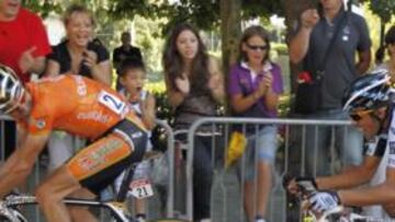 <b>CÓMPLICES. </b>Samuel Sánchez y Alberto Contador se dan relevos en las calles de Pinerolo. El grupo de los Schleck y Evans les pisaba los talones.