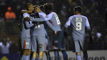 Jugadores del Mónaco festejando un gol durante un partido de la Copa francesa.