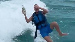 La modelo Kim Kardashian practicando wakesurf con una botella de tequila en la mano y cayendo al agua.