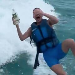 Cuando el postureo sale mal: Kim Kardashian, wakesurf y tequila