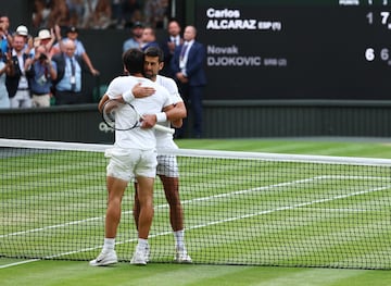 Alcaraz celebra su título de Wimbledon.