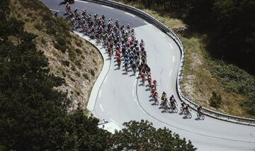 El pelotón durante la decimoquinta etapa del Tour de Francia 2021.