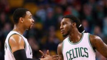 Jae Crowder (99) comenta una jugada con Jared Sullinger.