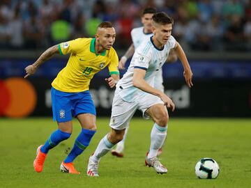 Soccer Football - Copa America Brazil 2019 - Semi Final - Brazil v Argentina - Mineirao Stadium, Belo Horizonte, Brazil - July 2, 2019   Argentina's Juan Foyth in action with Brazil's Everton       REUTERS/Luisa Gonzalez