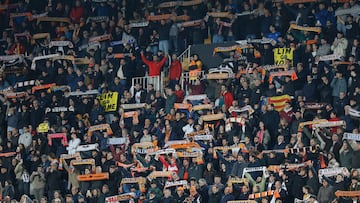 VALENCIA, 08/03/2026.- Aficionados en las gradas durante el partido de LaLiga entre el Valencia y del Deportivo Alavés, este domingo en el estadio de Mestalla. EFE/ Ana Escobar