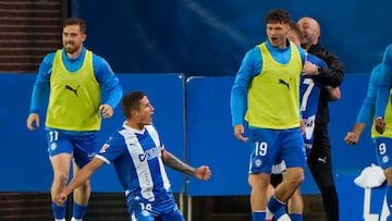 VITORIA, 23/04/2025.- El defensa argentino del Alavés, Nahuel Tenaglia, celebra el primer gol de su equipo durante el partido de la jornada 33 de LaLiga que Deportivo Alavés y Real Sociedad disputan hoy miércoles en Mendizorroza. EFE/ Adrián Ruiz Hierro