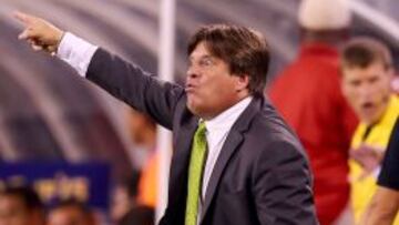 Miguel Herrera dando indicaciones durante un partido de México en Copa Oro.