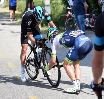 Simon Clarke le da su rueda a Richie Porte durante la décima etapa del Giro de Italia 2015.