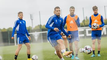 El rojillo Roberto López efectúa un disparo a puerta durante un entrenamiento.