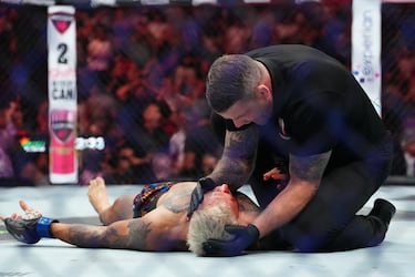 El árbitro comprueba el estado físico de Charles Oliveira y decreta que no puede continuar, victoria por KO para Ilia Topuria.