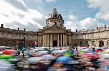 La prueba de ciclismo en ruta masculina pasa por delante del icónico edificio parisino.