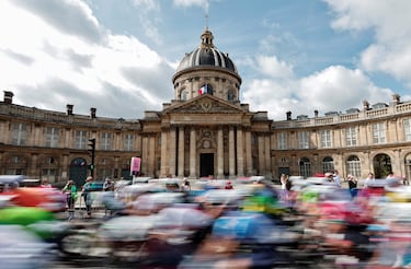 Paris 2024 Olympics - Road Cycling - Men's Road Race - Trocadero, Paris, France - August 03, 2024. Cyclists in action as they ride past the Institut de France during the race REUTERS/Gonzalo Fuentes     TPX IMAGES OF THE DAY