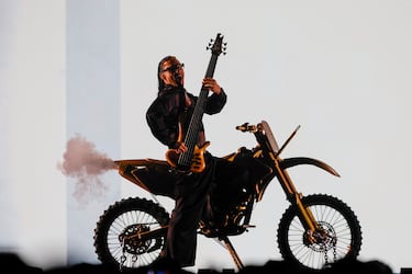 The Quinquis actúa durante la gala final del Benidorm Fest 2026.