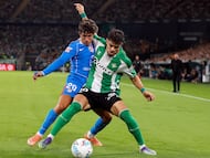 SEVILLA, 27/10/2025.- El delantero del Betis Ez Abde pelea un balón ante el delantero del Atlético de Madrid Giuliano Simeone (i) este lunes, durante el partido de la jornada 10 de LaLiga EA Sports, entre el Real Betis y el Atlético de Madrid, en el Estadio La Cartuja de Sevilla. EFE/ Julio Muñoz