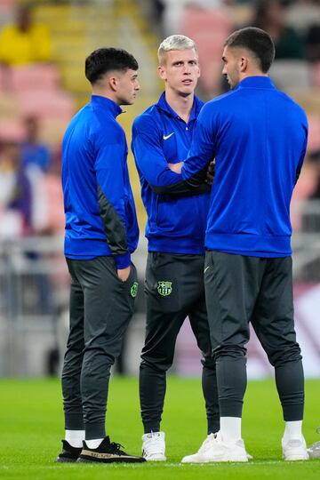 Primer contacto de Dani Olmo, Ferran Torres y Pedri sobre el c¨¦sped del King Abdullah Sport City de Yeda antes del inicio del encuentro frente al Athletic de Bilbao correspondiente a la semifinal de la Supercopa de Espa?a.