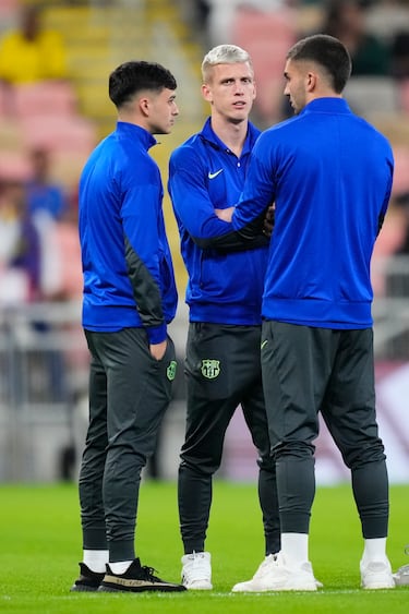 Primer contacto de Dani Olmo, Ferran Torres y Pedri sobre el césped del King Abdullah Sport City de Yeda antes del inicio del encuentro frente al Athletic de Bilbao correspondiente a la semifinal de la Supercopa de España.