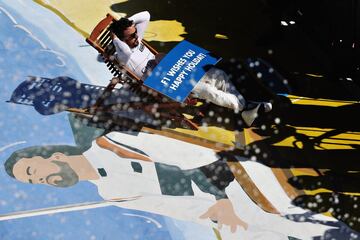 Fernando Alonso en la pintura de s¨ª mismo en el circuito de Hungaroring.